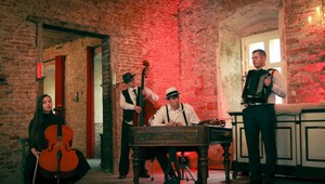 Prodigy a Jacksona hrajú na cimbale a husliach. Silband z ČSMT mieri do sveta