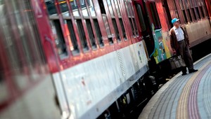 Dieťa vypadlo z vlaku. Rodičia boli pod parou