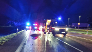 Vodič pri Komárne zrazil chodca. Muž sedel v strede cesty