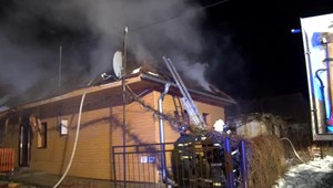 Pri požiari domu prišla o život jeho majiteľka, zo zadymenej izby ju vytiahli susedia