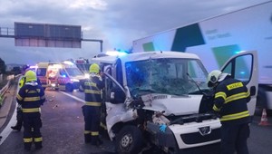 Zrážka kamióna a dodávky na D2: Päť zranených, zasahovali hasiči aj záchranári