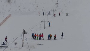 Po dlhej covidovej pauze sa do zimných stredísk vrátili lyžiarske kurzy