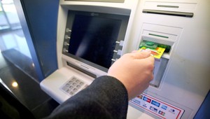 Zlodeji chceli bankomat vytrhnúť zo steny, niekto ich však vyrušil