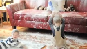 VIDEOHIT: Malí chlapci a ich "múková" vojna v obývačke