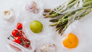 Europoslanci odklepli zákaz predaja jednorazových plastových tašiek