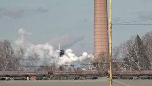 Vážny úraz vo fabrike: Muži po zásahu chemikáliou skončili v nemocnici