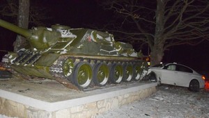 Raritná nehoda v Košiciach: 18-ročná vodička narazila do sovietského tanku