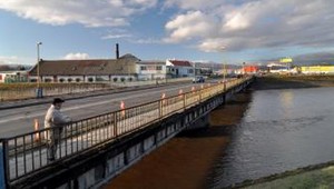 Muž hodil trojročné dievča z deviatich metrov do rieky. Potom sám skočil