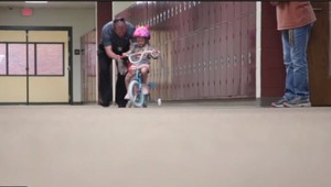 Mladík z pizzerie vyrobil pre dievčatko končatinu. Bicyklovania sa viac báť nemusela