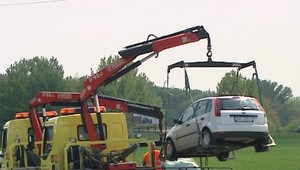 Mali mu odtiahnuť auto, tak sa v ňom zamkol. Trucovanie muža hasila jeho žena