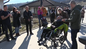 Bojovníka Dominika po prebratí z bdelej kómy doma veľkolepo privítali