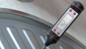 Z vodovodných kohútikov im tečie len teplá voda. Obyvatelia sú zúfalí