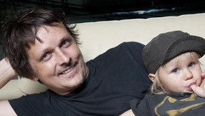 Hviezdnemu českému spevákovi NEDOVOLILI odletieť s rodinou, zostal tu sám! No TOTO asi ani on nečakal!