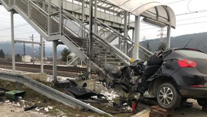 FOTO: Čelná zrážka s železničným nadchodom sa vodičovi stala osudnou. Z auta zostala len kopa šrotu