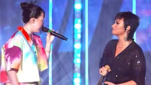 Ukázali sa s novou láskou! Non-binárna speváčka už aj potvrdila, že v jej srdci má miesto žena!