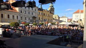 VIDEO: Koncerty, známe tváre aj živé vysielanie. Bystrica privítala JOJku v meste