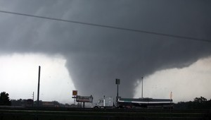 VIDEO: Mohutné tornádo udrelo 200-kilometrovou rýchlosťou