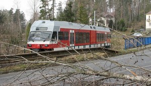 VIDEO: Silný vietor vyvracal stromy, strechy, na Kysuciach aj zastávky