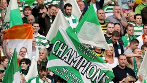 Fanúšikovia Celticu zaplavili mesto nálepkami. Ich odkaz je jasný