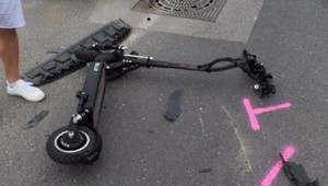 Chodec na kolobežke skončil po nehode v nemocnici. Aké pravidlá platia pre kolobežkárov?