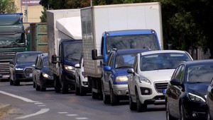 Vodiči v Nových Zámkoch zažívajú peklo. V zápchach denne stoja aj hodinu