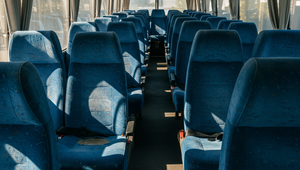 Po prevrátení autobusu zomrel jeden žiak základnej školy. Ďalšie dve deti sa zranili