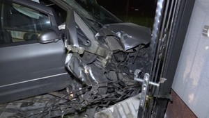 Po nehode do rodinných domov začal unikať plyn. Páchateľ z miesta nehody odišiel