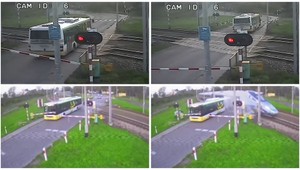 Vodič autobus ohrozil cestujúcich. Medzi závorami do neho narazil vlak