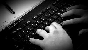 Koniec slobodného internetu? Európska komisia si chce posvietiť na autorské práva