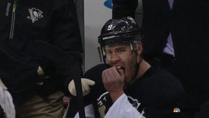 VIDEO. Ďalší zubár v NHL! Dupuis (34) si vytrhol dva zuby