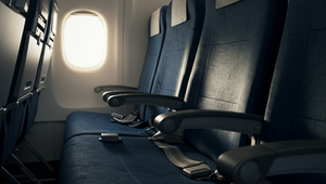 Absurdná scéna na palube lietadla. Jeden cestujúci jedol pas, druhý sa ho snažil spláchnuť