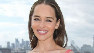 Mnohí Emilii Clarke odporúčajú plastické vylepšenia, ona im ukazuje dvere a hlása prirodzenosť!