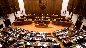 2 611 úradníkov urobilo gesto, nezvýšia si kráľovské platy