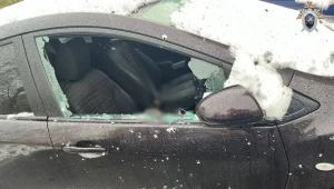 Muž pri pokuse o odstránenie bomby z auta prišiel o ruku. Zranil sa aj jeho malý syn