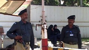 Policajti sa prizerali ukameňovaniu tehotnej ženy