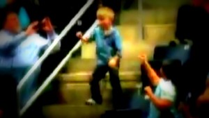 VIDEO. Malý tanečník pobavil na zápase celé publikum