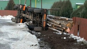 Kamión naložený drevom skončil v priekope