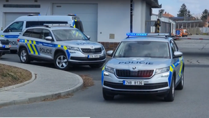 Polícia vypátrala chlapca zo Zlínska. Údajne ho uniesli a väznili na chate