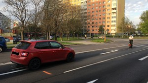 Vodič zrazil na priechode pre chodcov dve malé deti