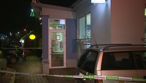 Lupiči so samopalom prepadli banku v Smoleniciach