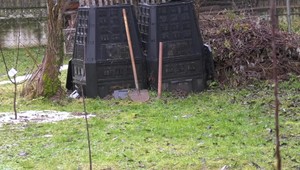 Neasistovaný pôrod skončil tragédiou. Čerstvá jama v záhrade vzbudila podozrenie