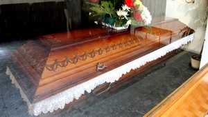 Mŕtvu ženu (95) pochovali, o štyri dni vyliezla z truhly