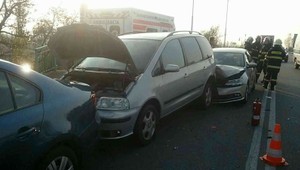 Hasiči zasahujú v Bratislave. Zrazili sa tri autá