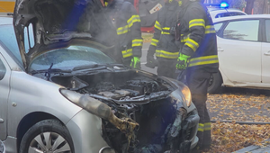 Auto začalo horieť počas jazdy. Zásah policajtov zachytili kamery