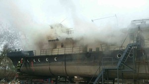 V bratislavskej lodenici horí loď. Zásah hasičov je sťažený zlým prístupom k požiarovisku