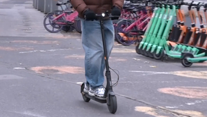 Za jazdu na elektrokolobežke po chodníku hrozí pokuta až 500 eur