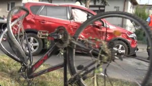 Hrozivá zrážka v Trebišove. Vozidlo po strete s dodávkou odhodilo na chodník, na ktorom bol cyklista (79)