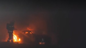 Z vojenskej garáže videli stúpať dym. Horelo v nej auto