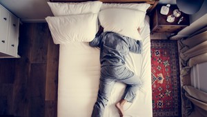 Kniha pod vankúšom, zavrieť oči a spať. Vedci zistili, či sa dá učiť v spánku