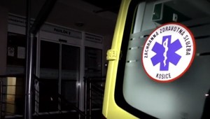 Muž brutálne kopal svoju priateľku s epilepsiou. Incident sa odohral u známeho, ktorý zasiahol včas